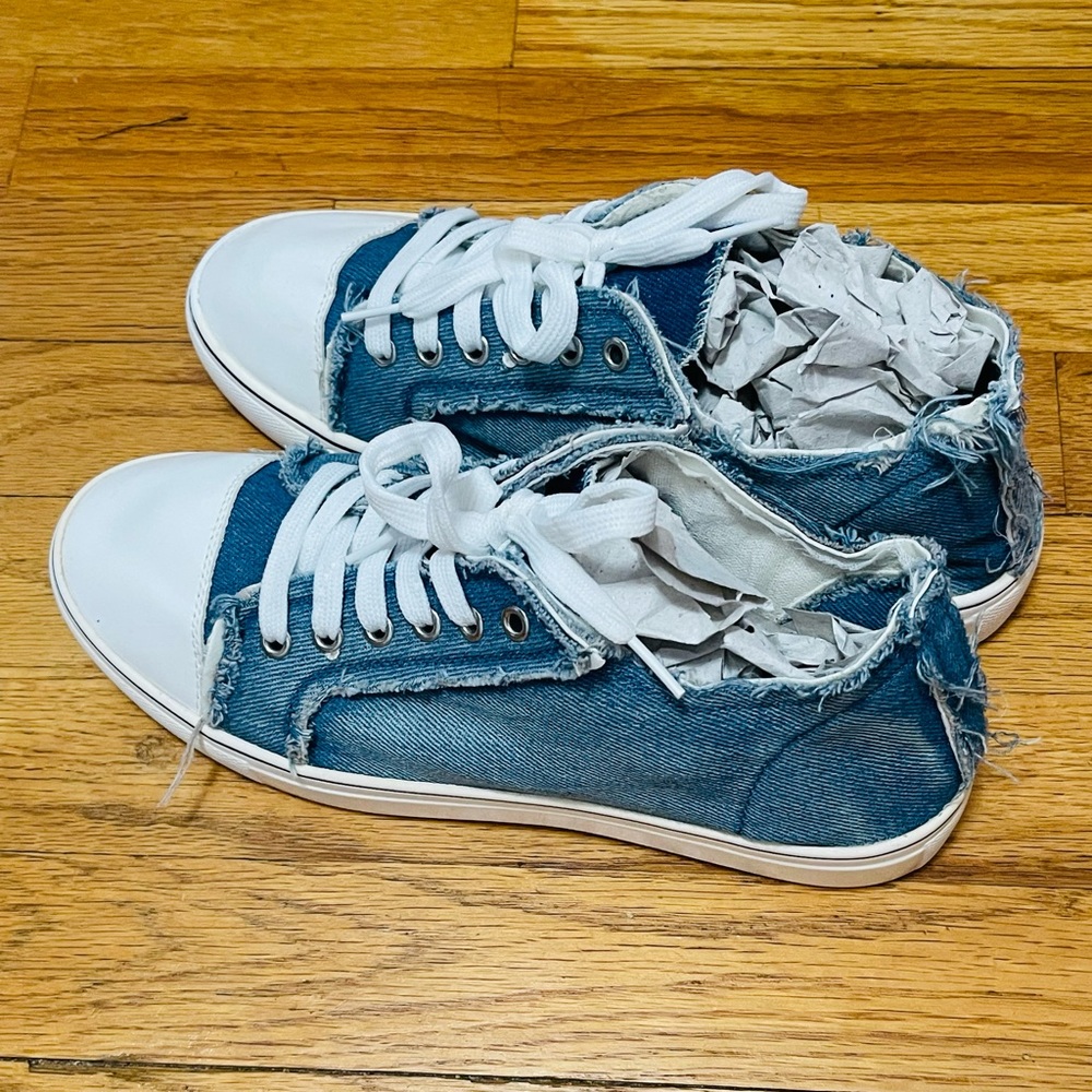 Rosy Women’s Canvas Lace Up Frayed Trim Cap Toe Sneakers